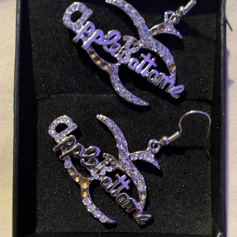 🍎 bottom earring’s very sexy